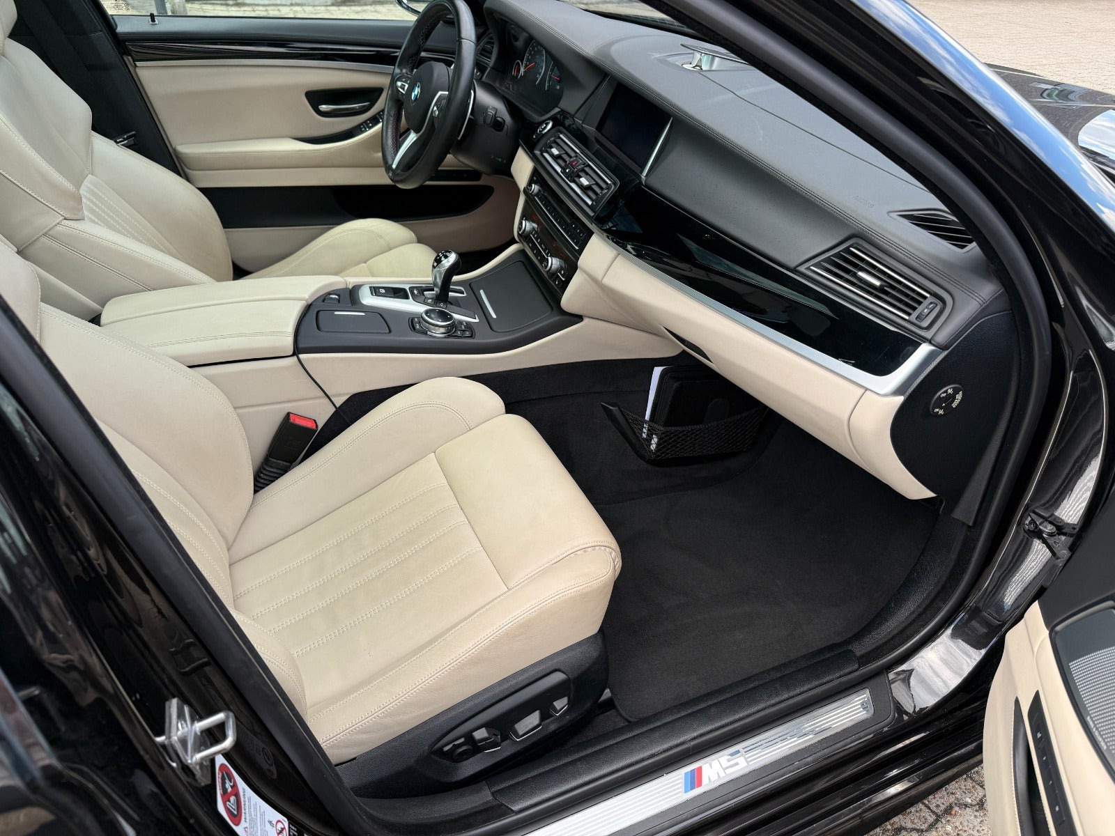 Sort BMW M5 fra 2013