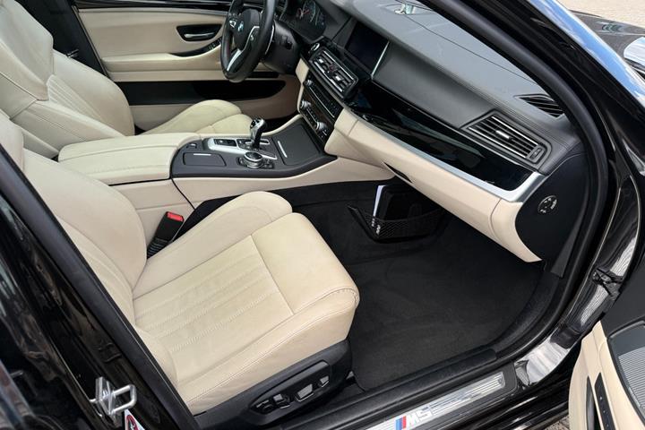 Sort BMW M5 fra 2013