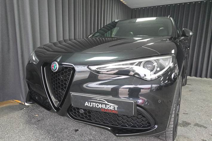 Sort Alfa Romeo Stelvio fra 2019