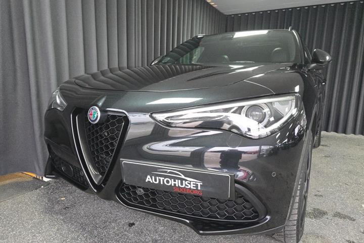 Sort Alfa Romeo Stelvio fra 2019