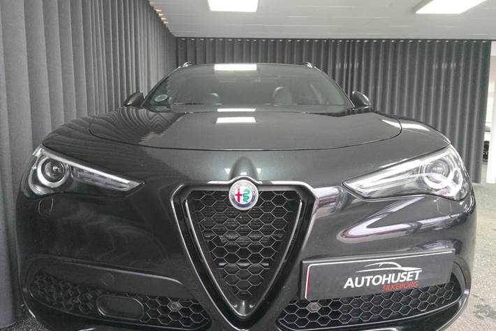 Sort Alfa Romeo Stelvio fra 2019