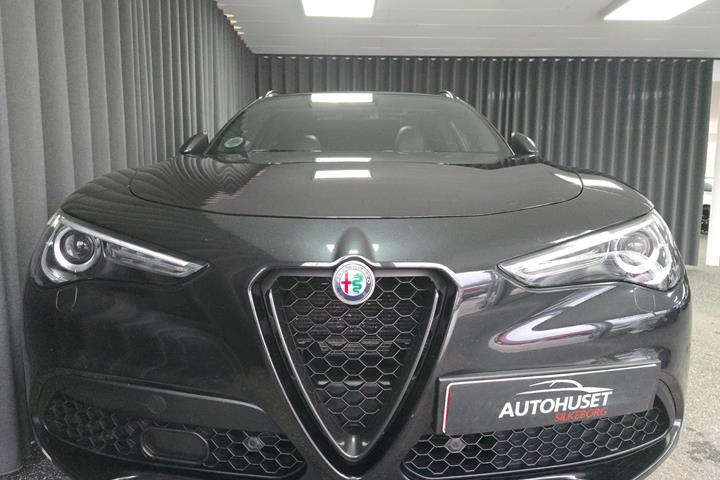 Sort Alfa Romeo Stelvio fra 2019