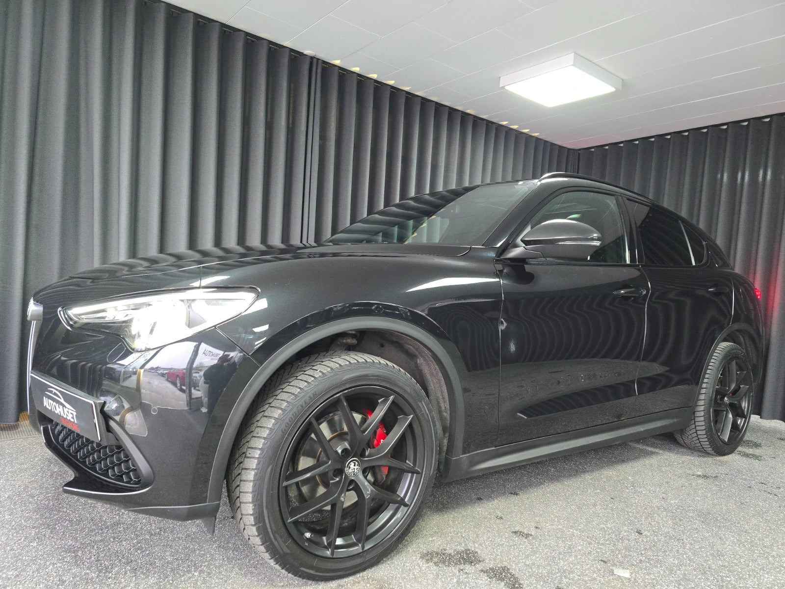 Sort Alfa Romeo Stelvio fra 2019