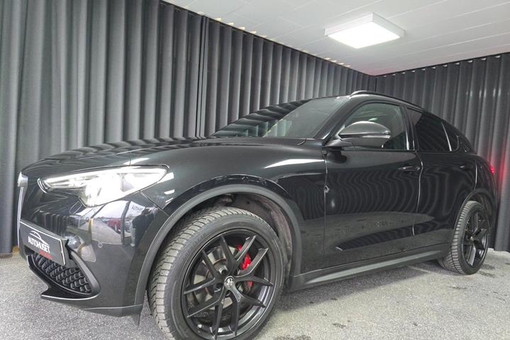 Sort Alfa Romeo Stelvio fra 2019