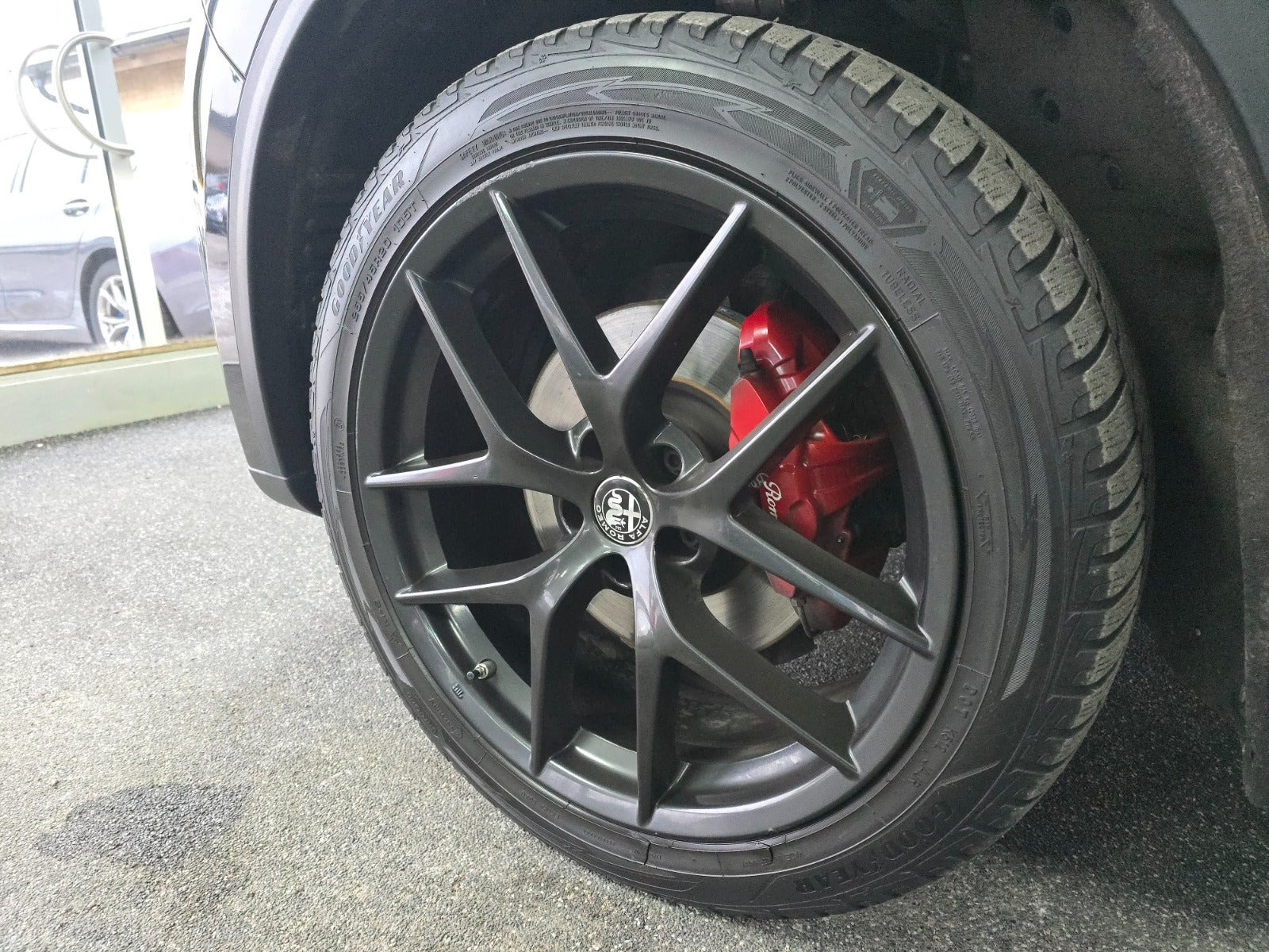 Sort Alfa Romeo Stelvio fra 2019