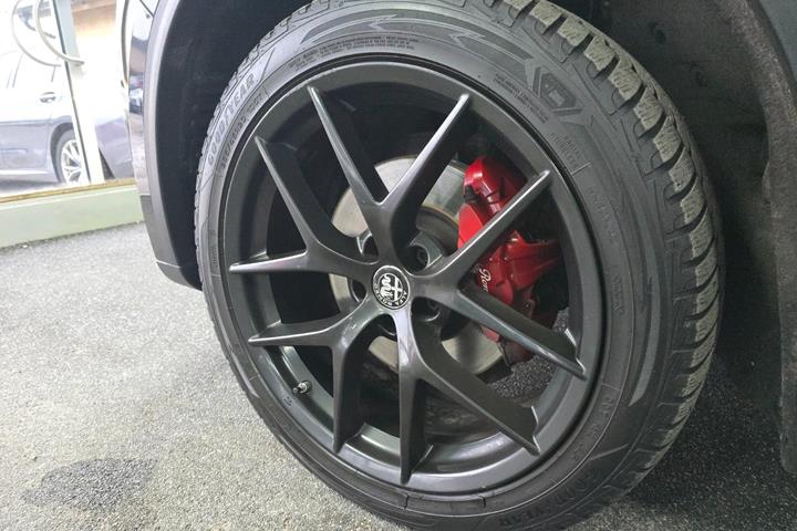 Sort Alfa Romeo Stelvio fra 2019
