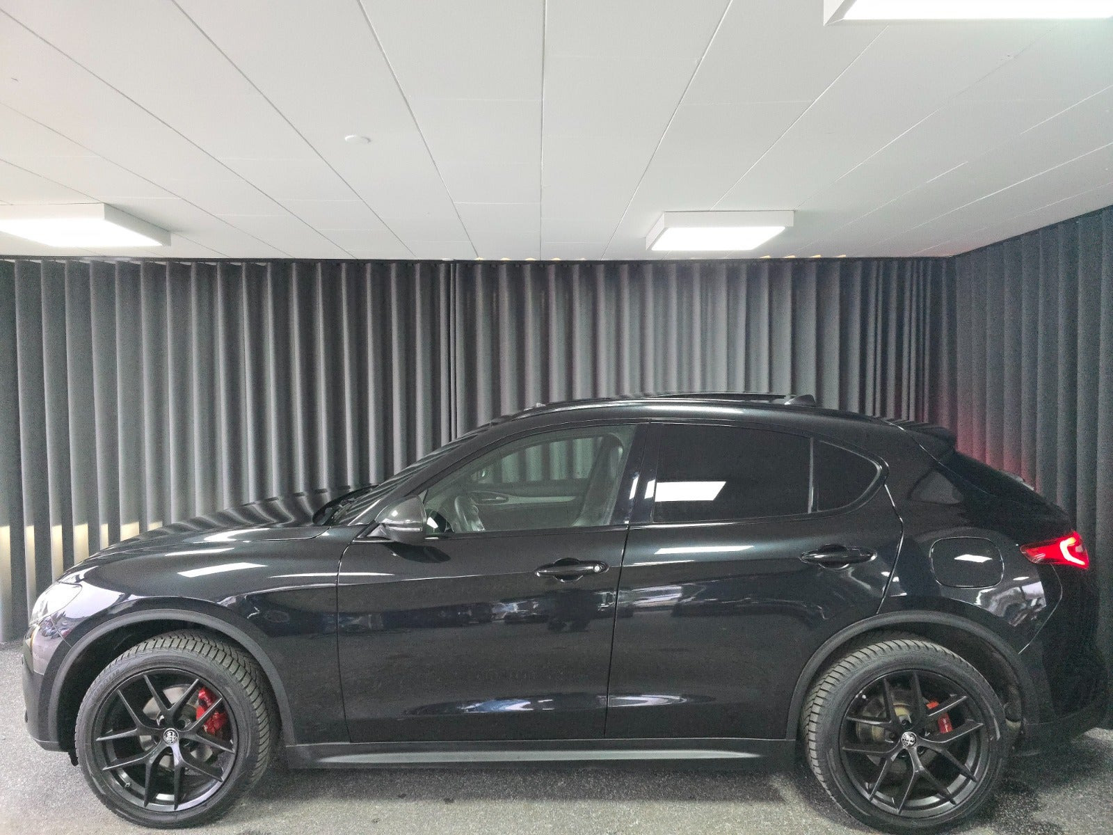 Sort Alfa Romeo Stelvio fra 2019