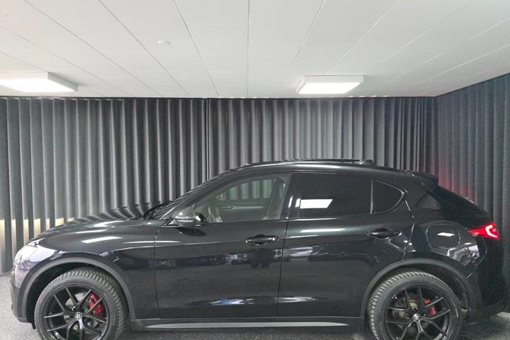 Sort Alfa Romeo Stelvio fra 2019