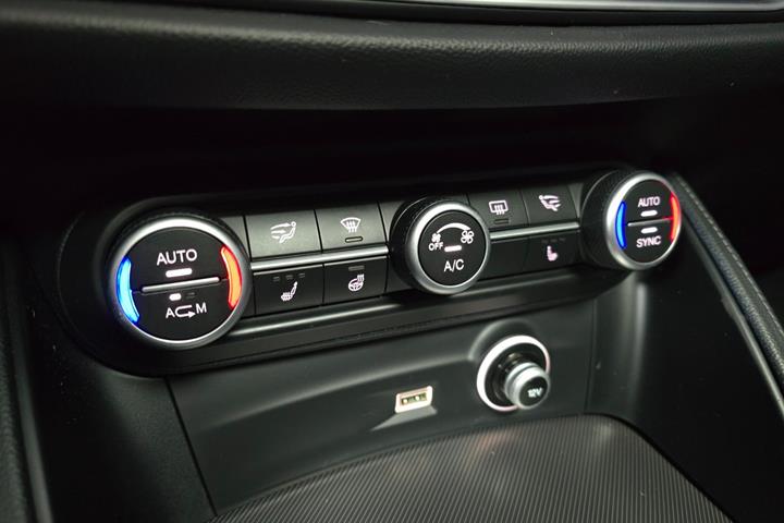 Sort Alfa Romeo Stelvio fra 2019