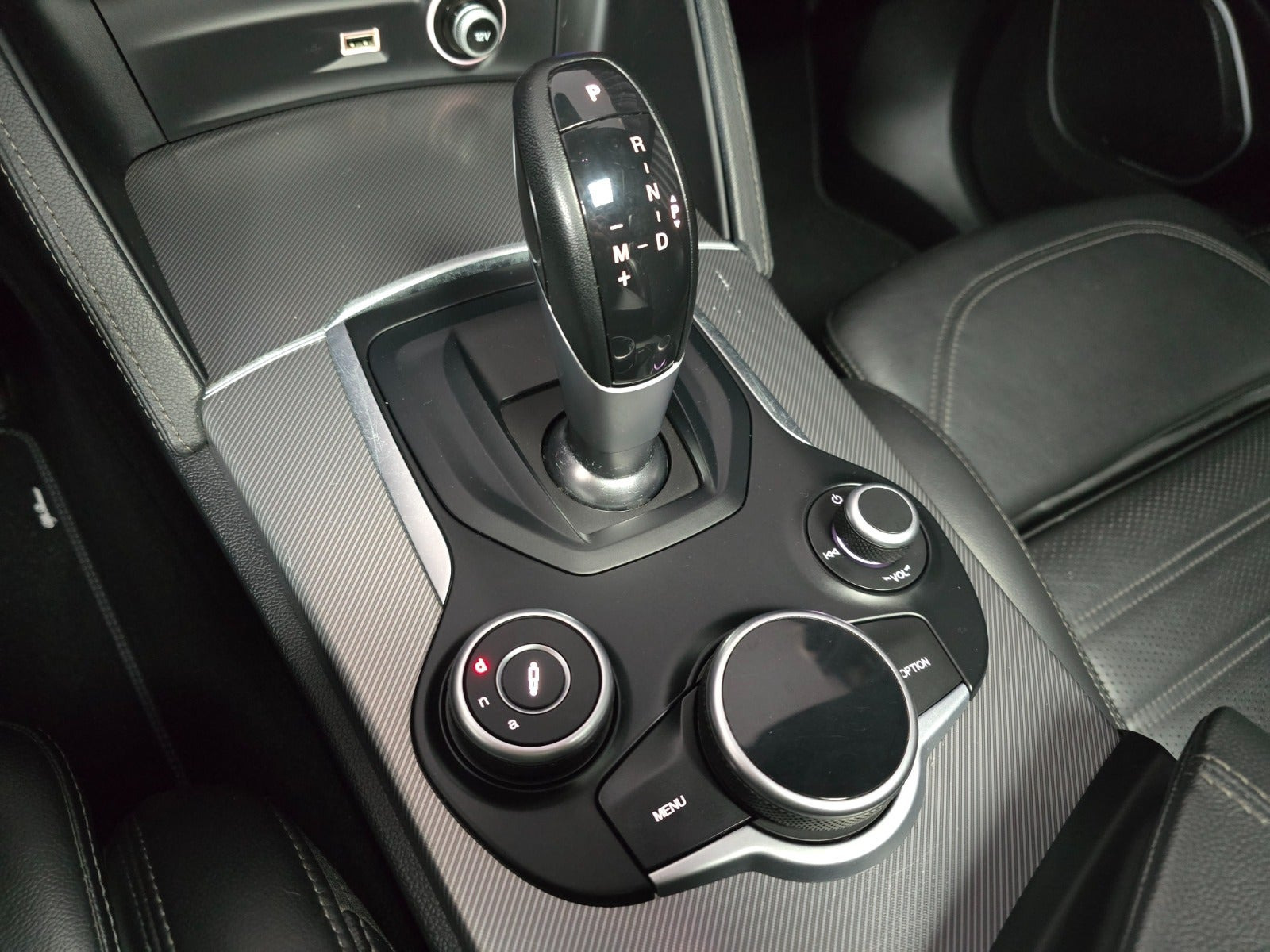 Sort Alfa Romeo Stelvio fra 2019
