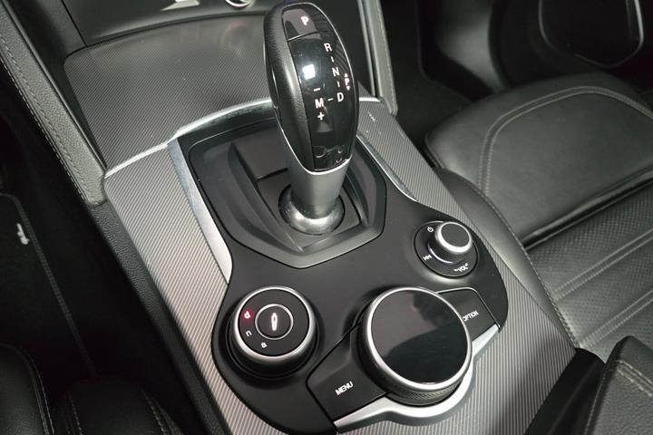 Sort Alfa Romeo Stelvio fra 2019