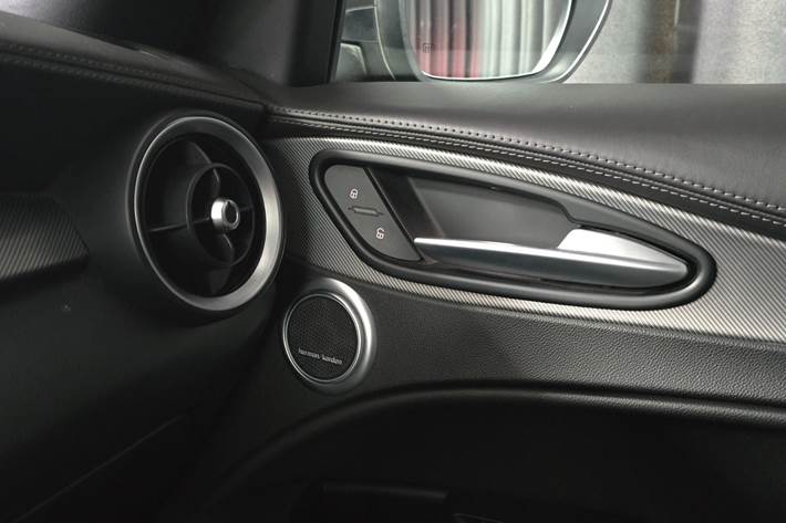 Sort Alfa Romeo Stelvio fra 2019