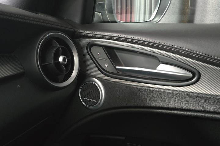 Sort Alfa Romeo Stelvio fra 2019