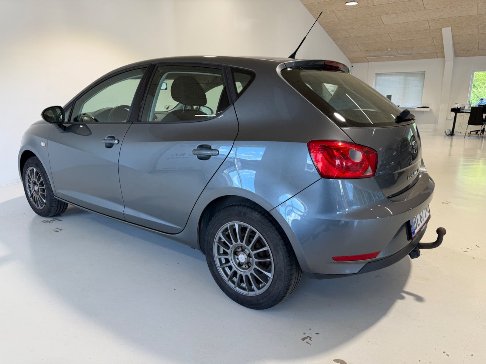 Grå Seat Ibiza fra 2013