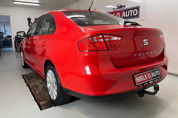 Rød Seat Toledo fra 2015