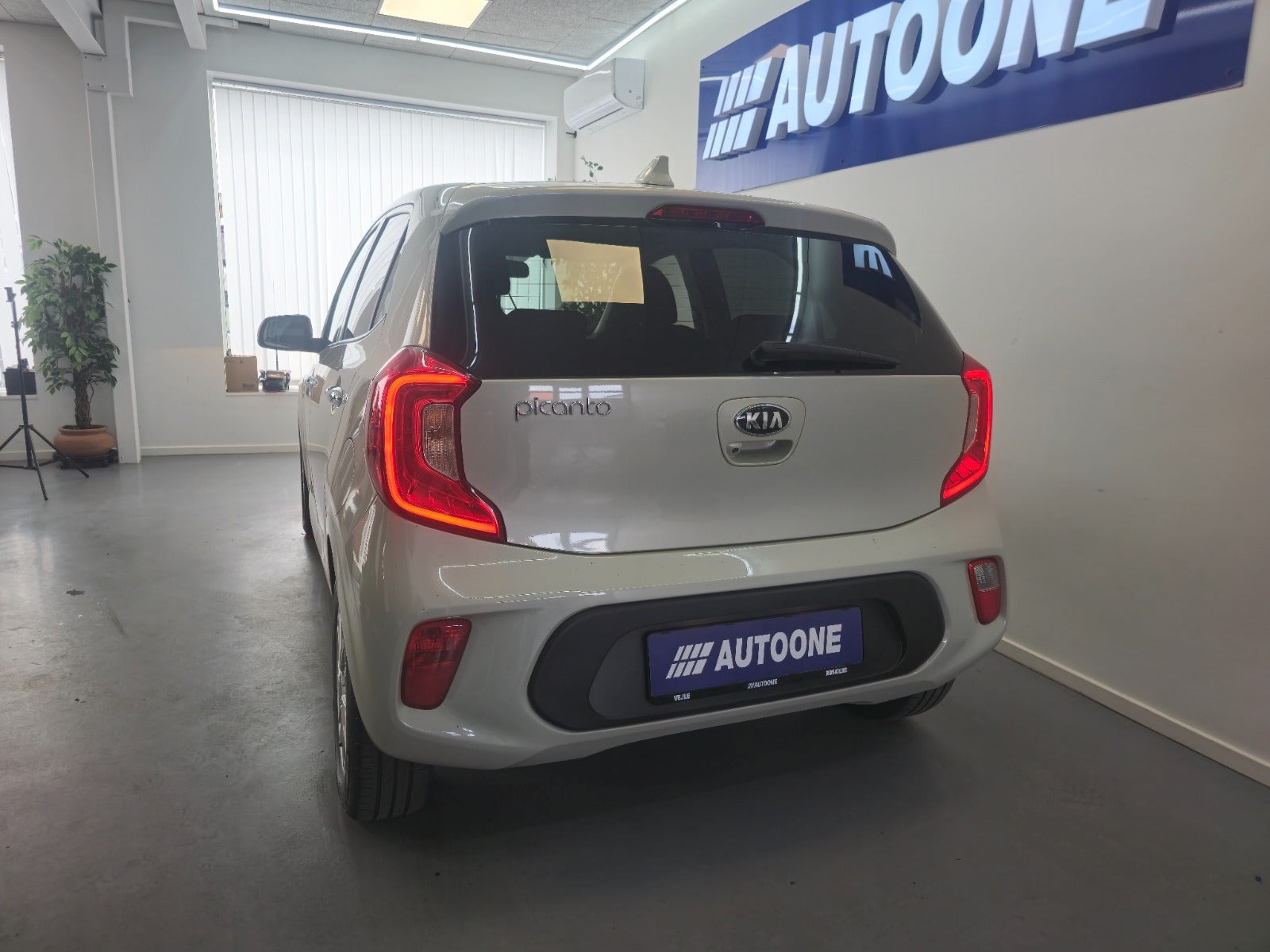 Beige Kia Picanto fra 2021