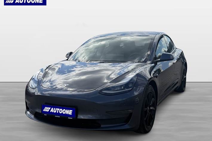 Grå Tesla Model 3 fra 2021 set udefra