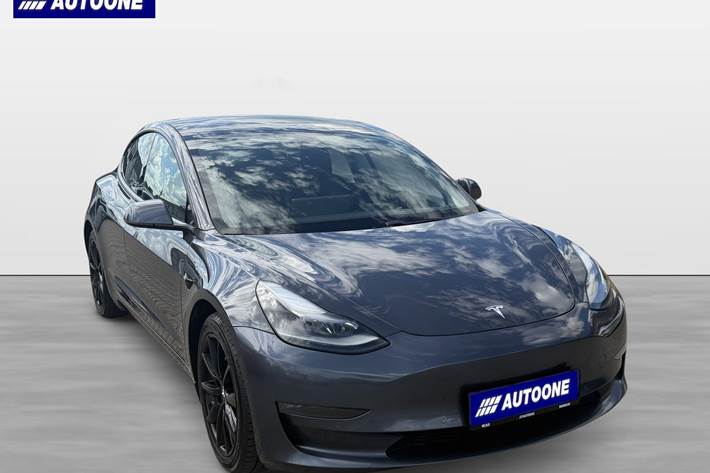 Grå Tesla Model 3 fra 2021