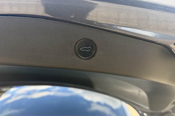 Grå Tesla Model 3 fra 2021