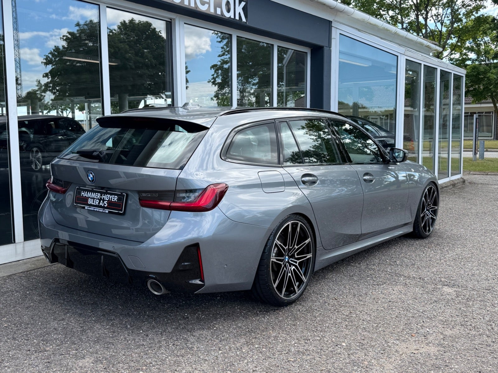 Grå BMW 330e fra 2024