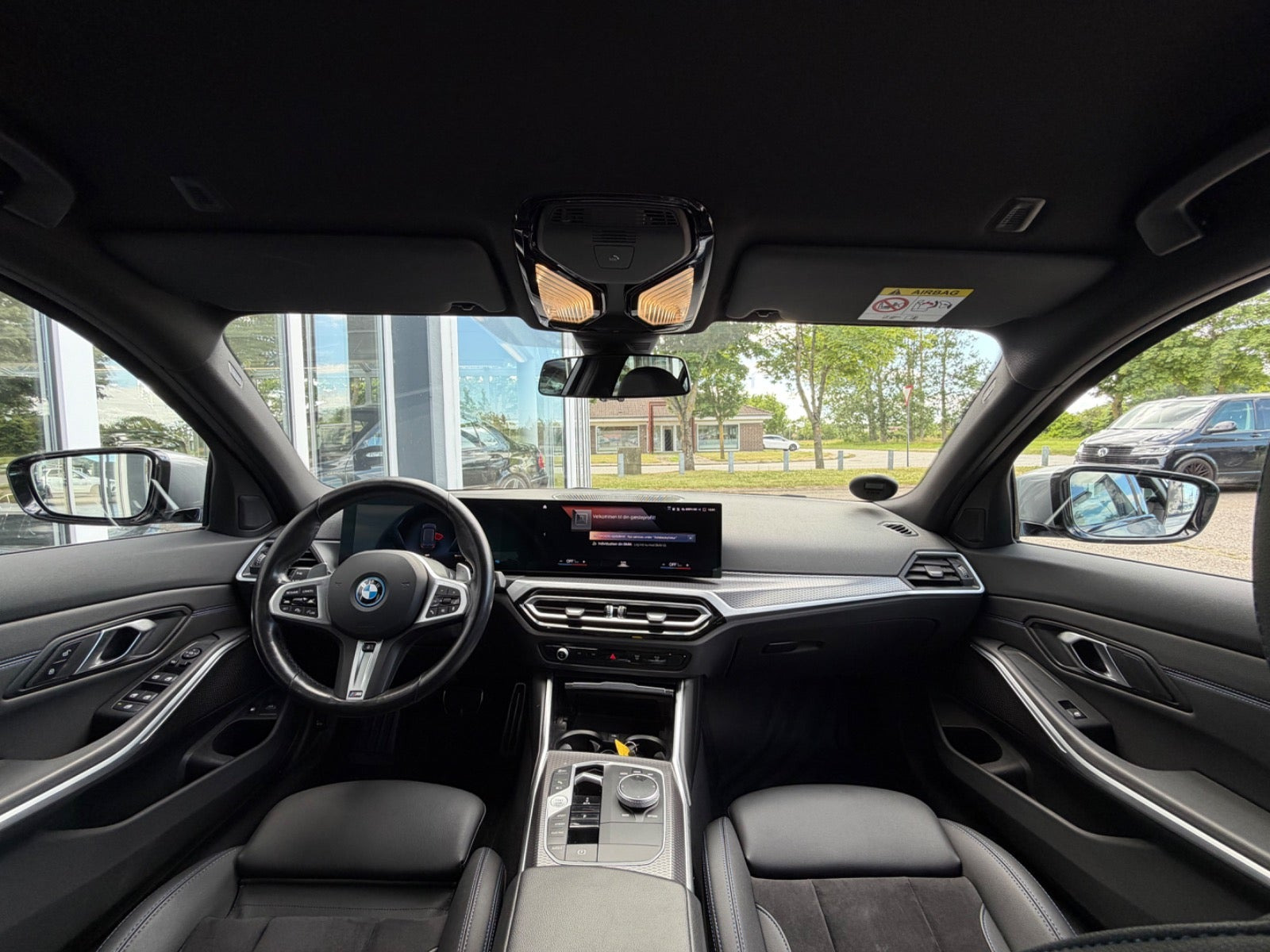 Grå BMW 330e fra 2024
