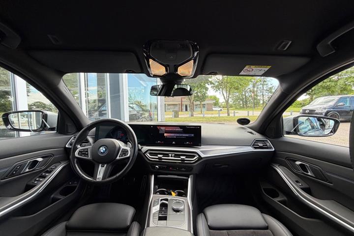 Grå BMW 330e fra 2024
