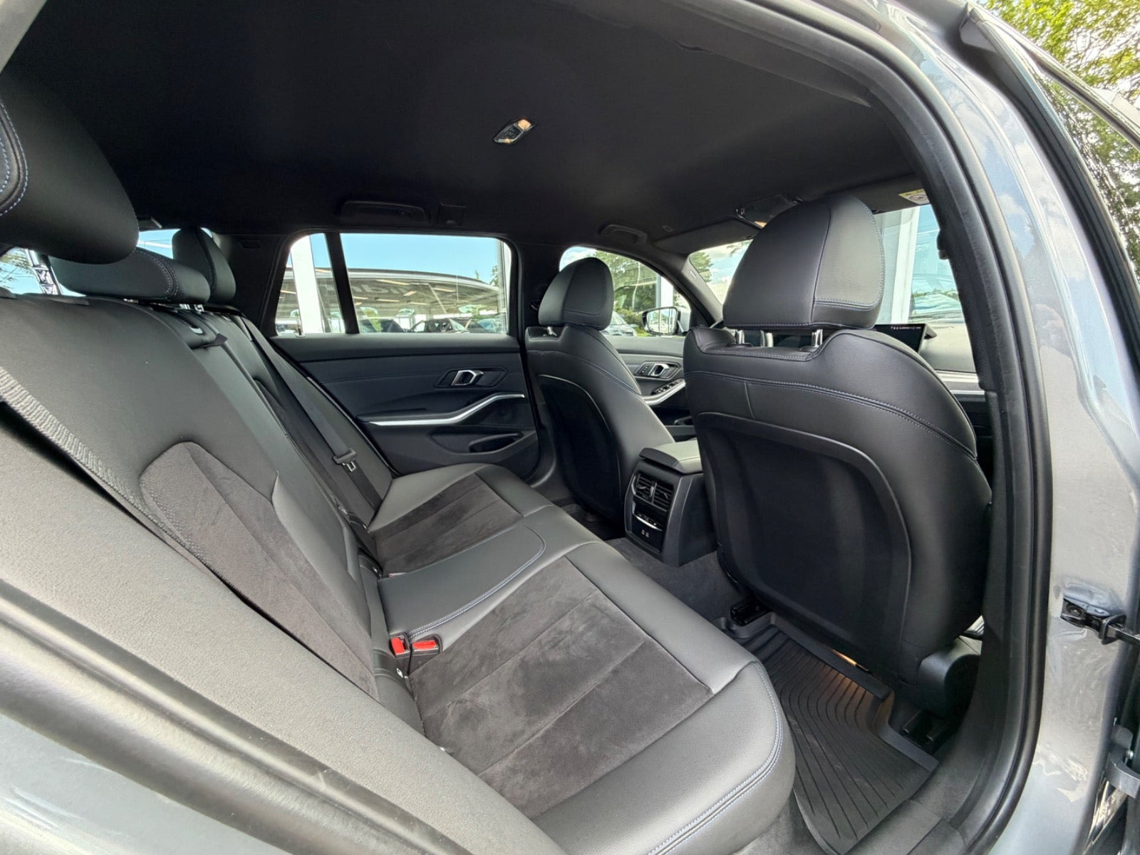 Grå BMW 330e fra 2024