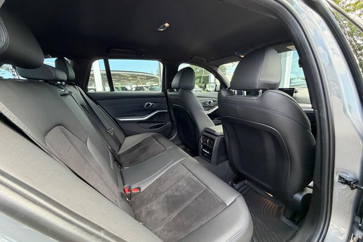 Grå BMW 330e fra 2024