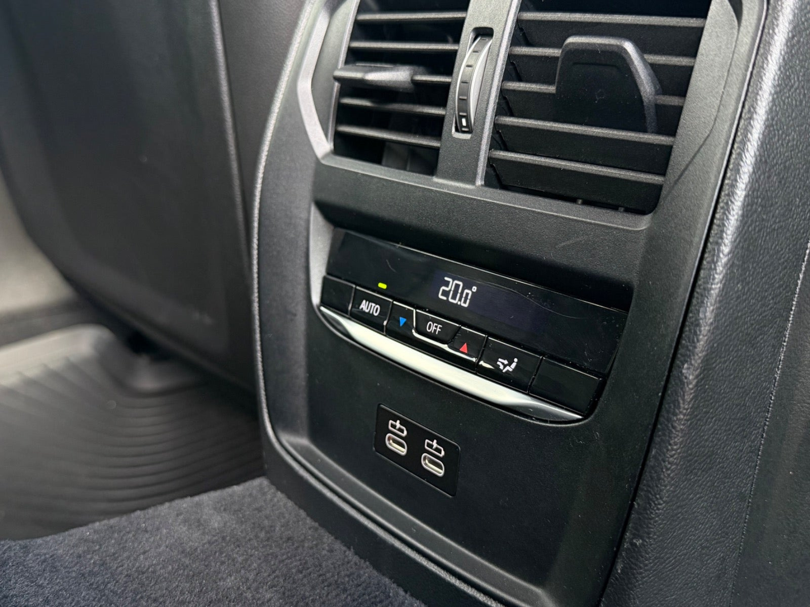 Grå BMW 330e fra 2024