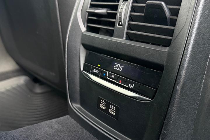 Grå BMW 330e fra 2024