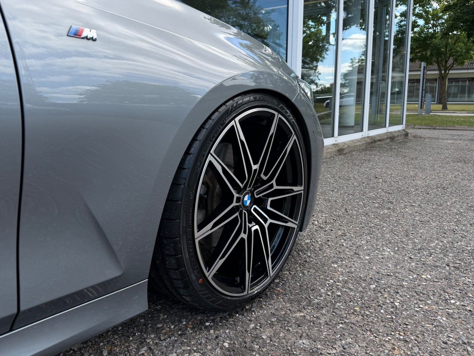 Grå BMW 330e fra 2024