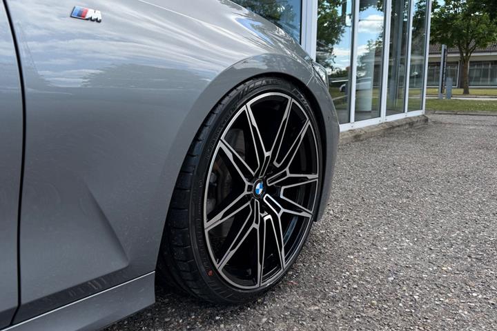 Grå BMW 330e fra 2024