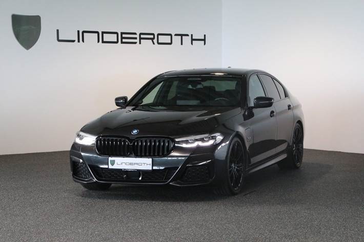 Grå BMW 545e fra 2022