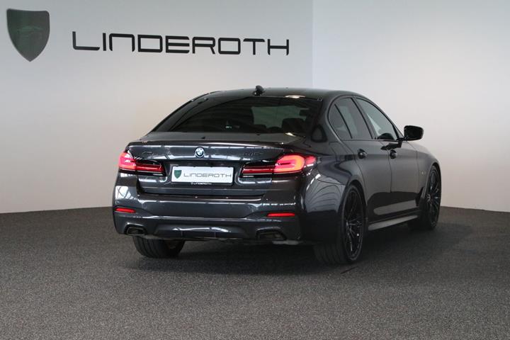 Grå BMW 545e fra 2022