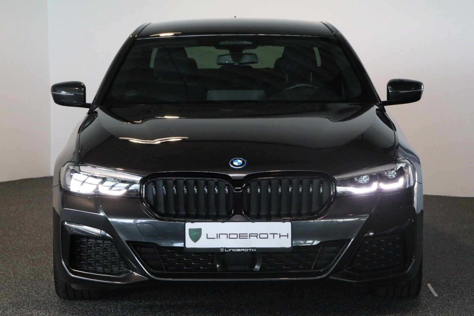 Grå BMW 545e fra 2022