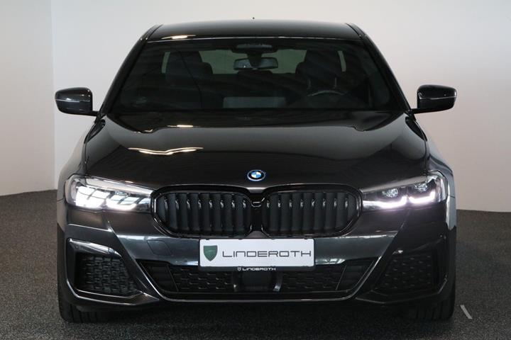Grå BMW 545e fra 2022