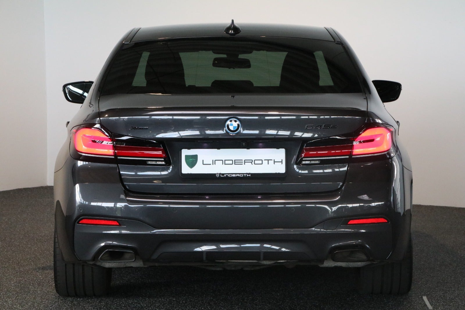 Grå BMW 545e fra 2022