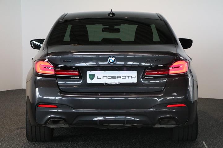Grå BMW 545e fra 2022