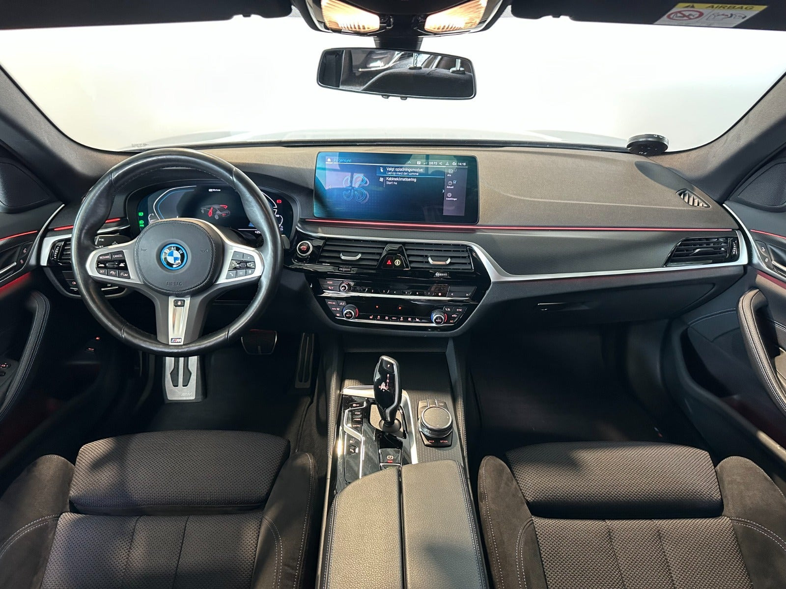 Grå BMW 545e fra 2022