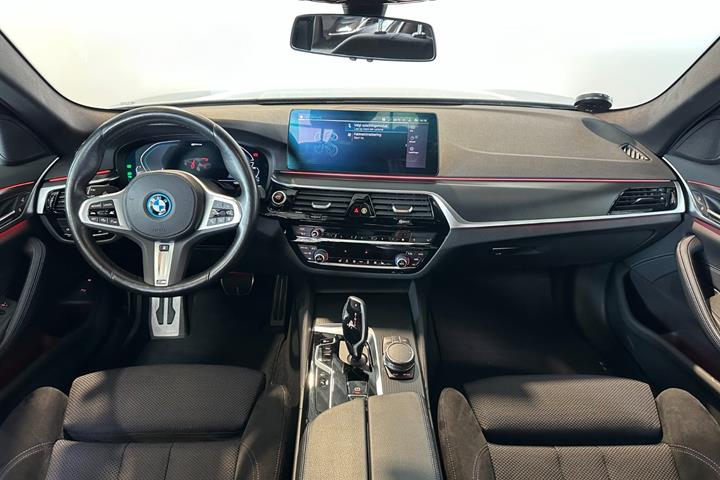 Grå BMW 545e fra 2022