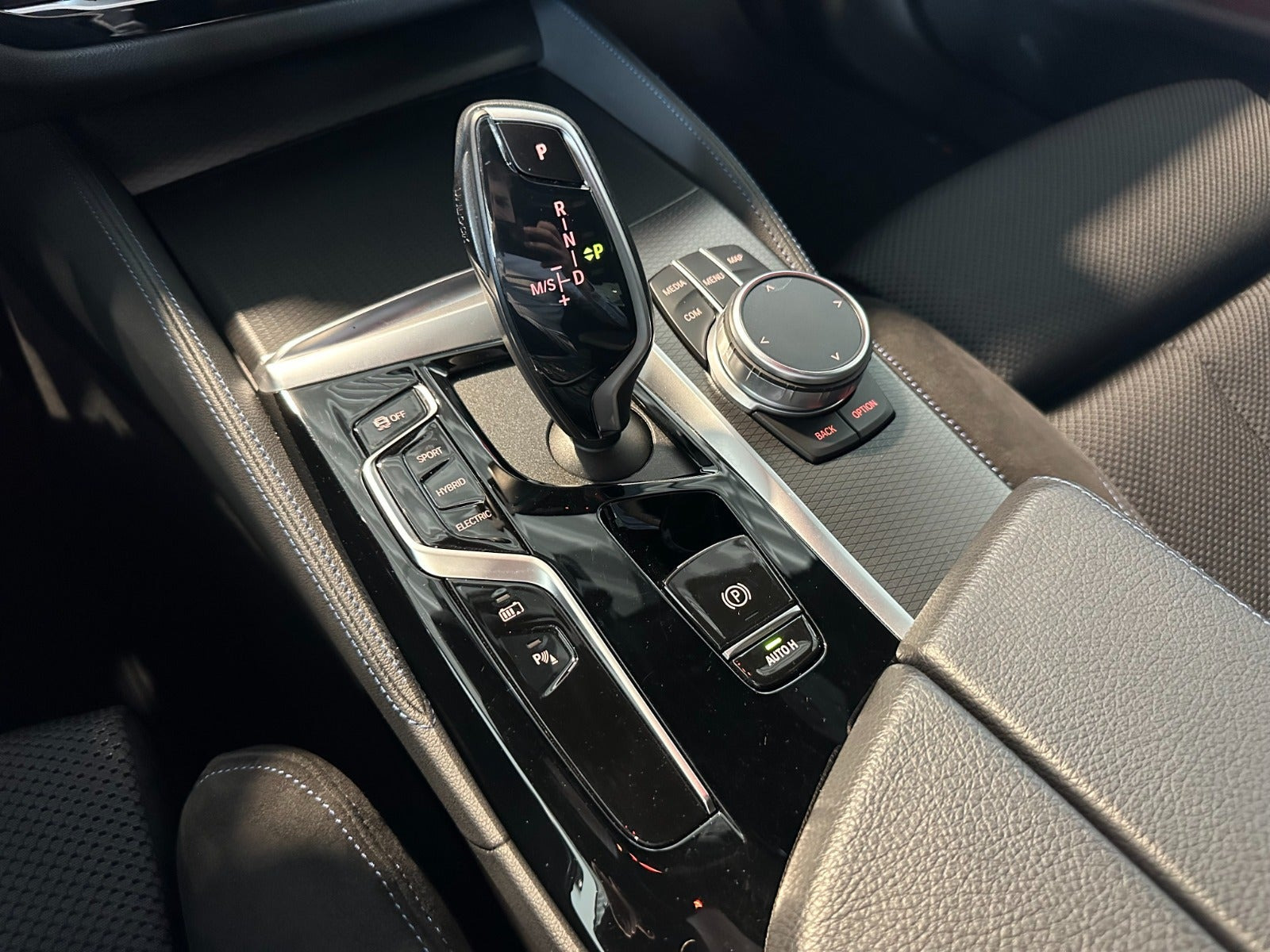 Grå BMW 545e fra 2022