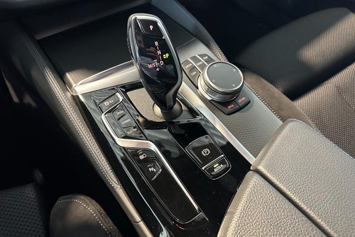 Grå BMW 545e fra 2022