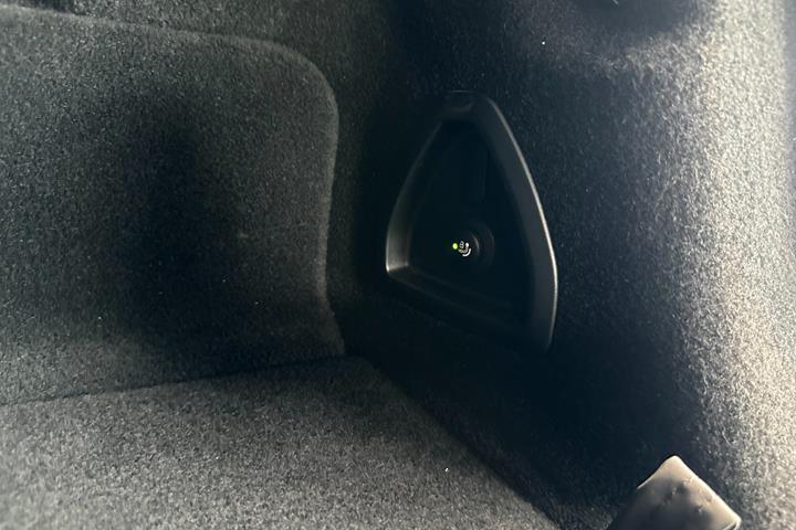 Grå BMW 545e fra 2022
