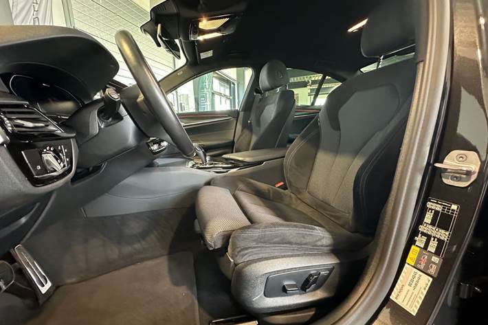 Grå BMW 545e fra 2022
