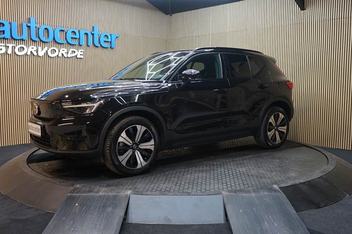 Sort Volvo XC40 fra 2023 set udefra