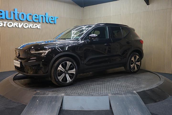 Sort Volvo XC40 fra 2023 set udefra