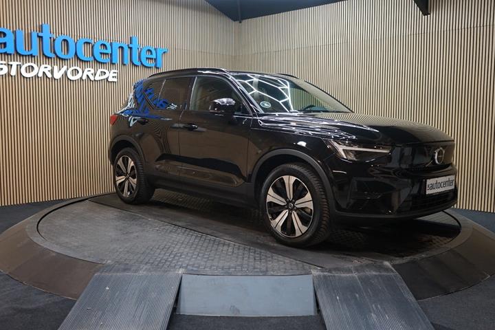 Sort Volvo XC40 fra 2023 set udefra