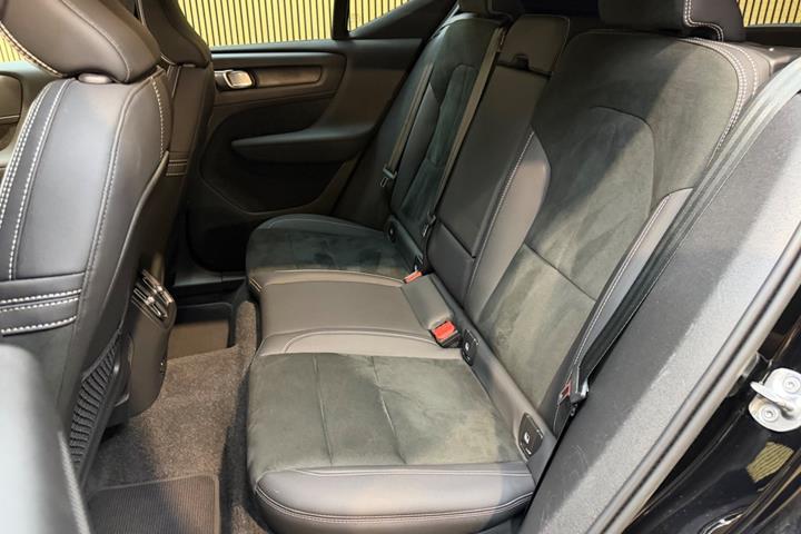 Sort Volvo XC40 fra 2023
