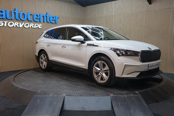 Hvid Skoda Enyaq fra 2022 set udefra
