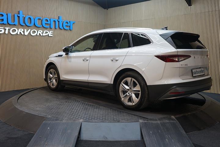 Hvid Skoda Enyaq fra 2022